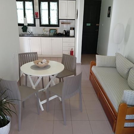 Phoeve Apt-Lovely 1-Br Rental Near The Beach Kalathas Exterior photo