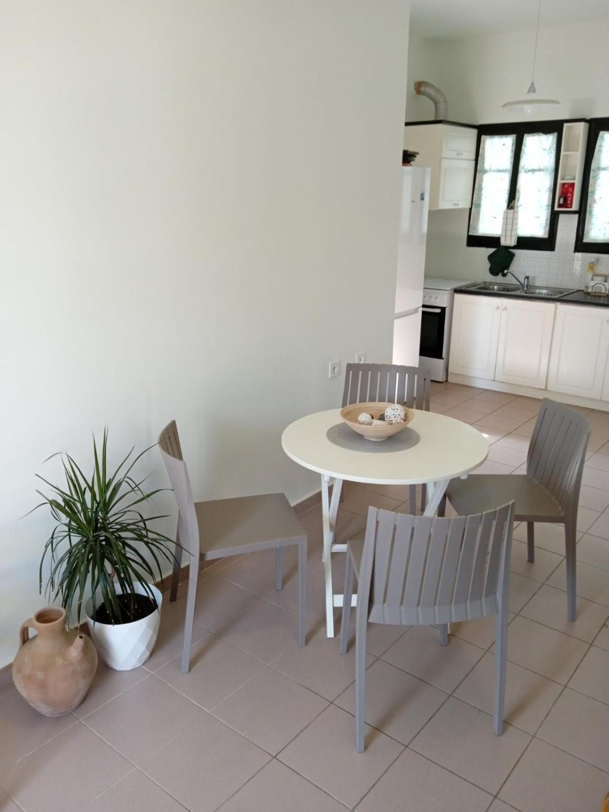 Phoeve Apt-Lovely 1-Br Rental Near The Beach Kalathas Exterior photo